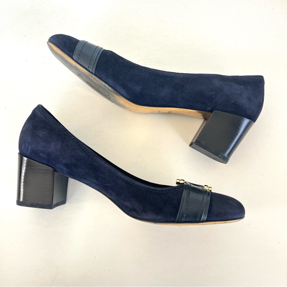 TORY BURCH Noel Navy Blue Suede Gold Horse Bit Vntg Closed Toe Heel Pump Sz 8 M - Picture 8 of 11